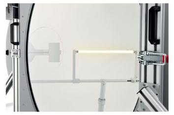 圖4.避免近場(chǎng)吸收效應(yīng)的例子。線性管的支架被放置在盡可能遠(yuǎn)離光源的地方并涂覆有高反射率材料。